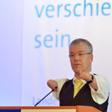 Rainer Schmidt vor der Landessynode 2013 mit ihrem Hauptthema Inklusion.