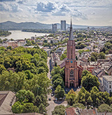 Seit 1871 weithin sichtbares evangelisches Zentrum in der Stadt: die große Kreuzkirche am Kaiserplatz (Foto: Volker Lannert)