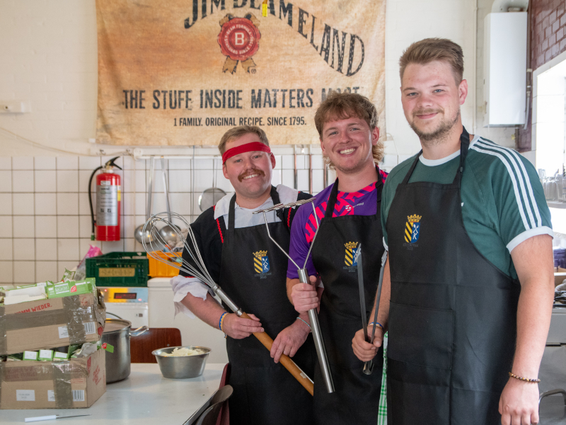 Niklas Miloczewski, Moritz Fechner und Simon Middrup (von links) stehen im Amelandlager aus Ahlen-Vorhelm in der Küche. // Foto: Bischöfliche Pressestelle/Ann-Christin Ladermann