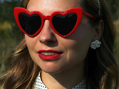 Junge Frau mit Herzbrille. (c) Foto: Pexels