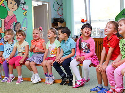 Diverse Kindergartengruppe im Sitzkreis. Quelle: (c) Pixabay