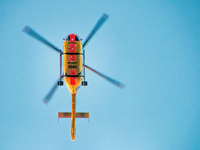 Rettungshubschrauber von unten vor blauem Himmel. (c) Foto: Pixabay