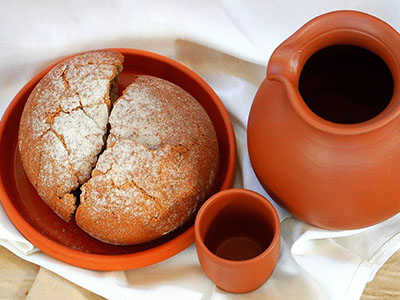 Brot und ein Krug und ein Becher für eine Hausabendmahlfeier. (c) Foto: Pixabay