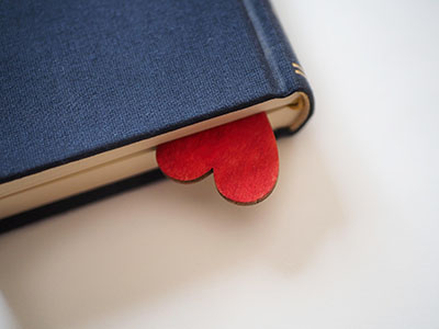 Notizbuch mit Herzlesezeichen. (c) Foto: Pixabay