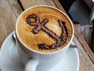 Kaffeekunst mit einem Anker aus Kakaopulver. (c) Foto: Pixabay