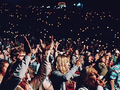 Menschenmenge jubelt bei einem Konzert. (c) Foto: Pixabay