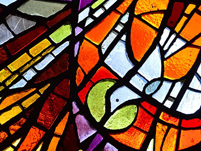 Der Heilige Geist in Form einer Taube in einem Kirchenfenster. (c) Foto: Pixabay