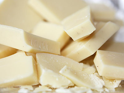 Eine in Stücke gebrochene Tafel weiße Schokolade. (c) Pixabay)