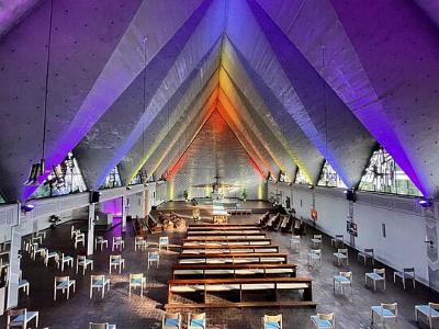das Innere einer modernen Kirche in blaues Licht getaucht