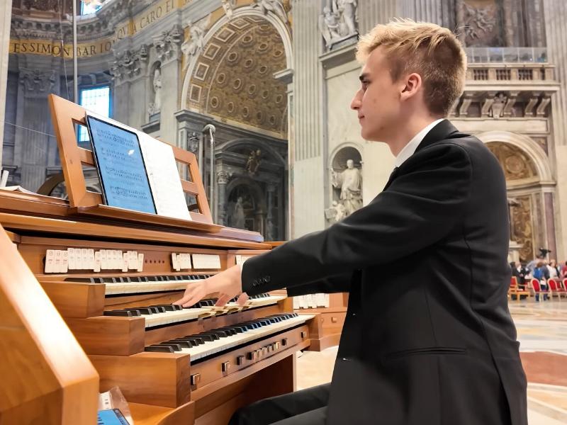 junger Mann spielt an der Orgel im Petersdom