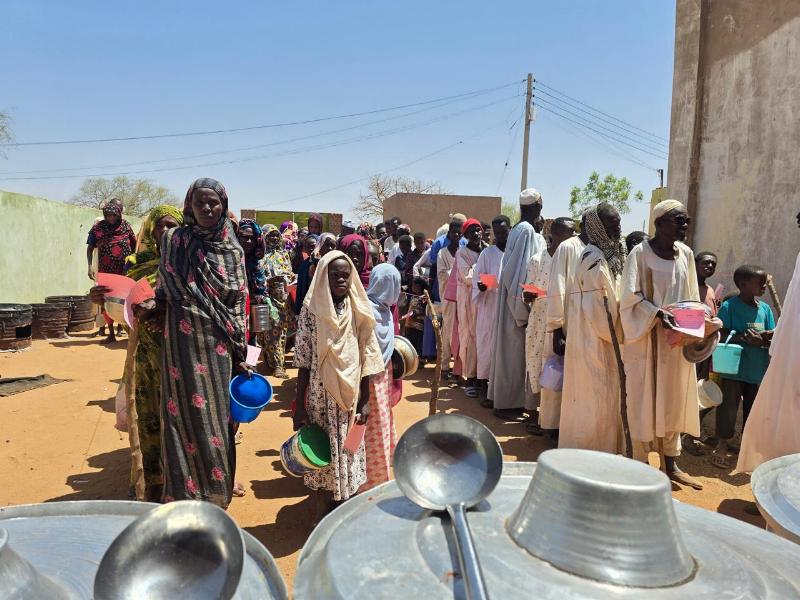 Sudanesen stehen Schlange vor einer Suppenküche