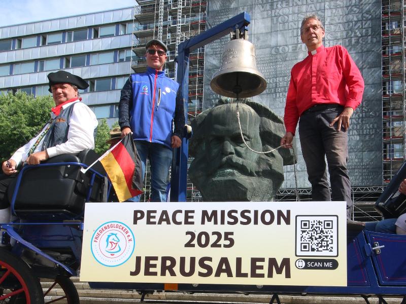 eine Kutsche vor der Marx-Büste in Chemnitz