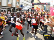 Mit Segen und Zuspruch auf die Strecke: vielen Sportlerinnen und Sportlern ist die Andacht zu Beginn des Marathontags wichtig (Foto: J. Gerhardt)