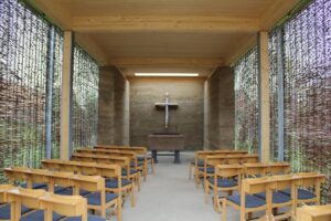 Aus Lehm und geflochtenen Weiden: Der Kirchenpavillon. Foto: Uta Garbisch